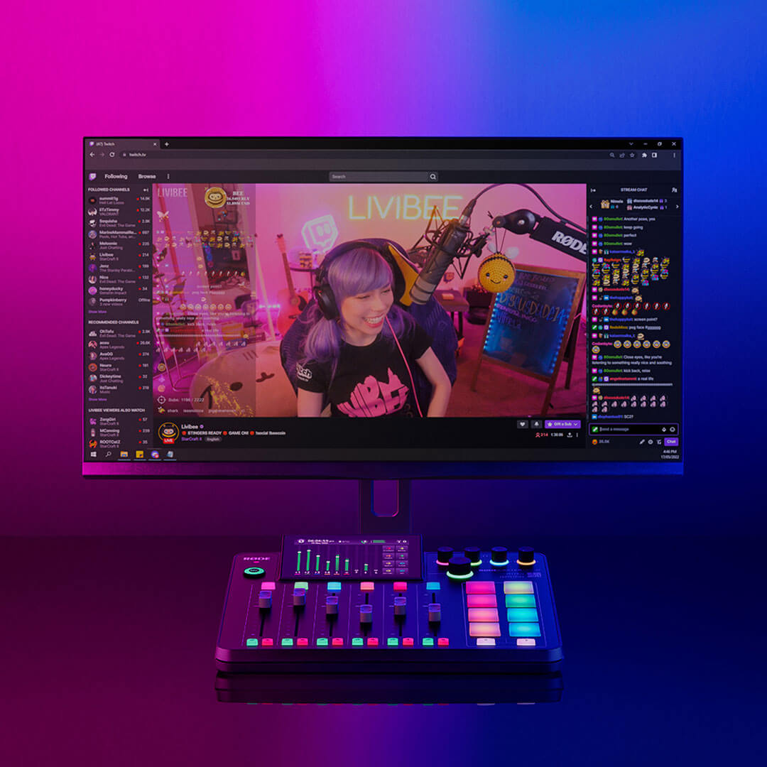 RØDECaster Pro II 在顯示 Twitch 的電腦屏幕前