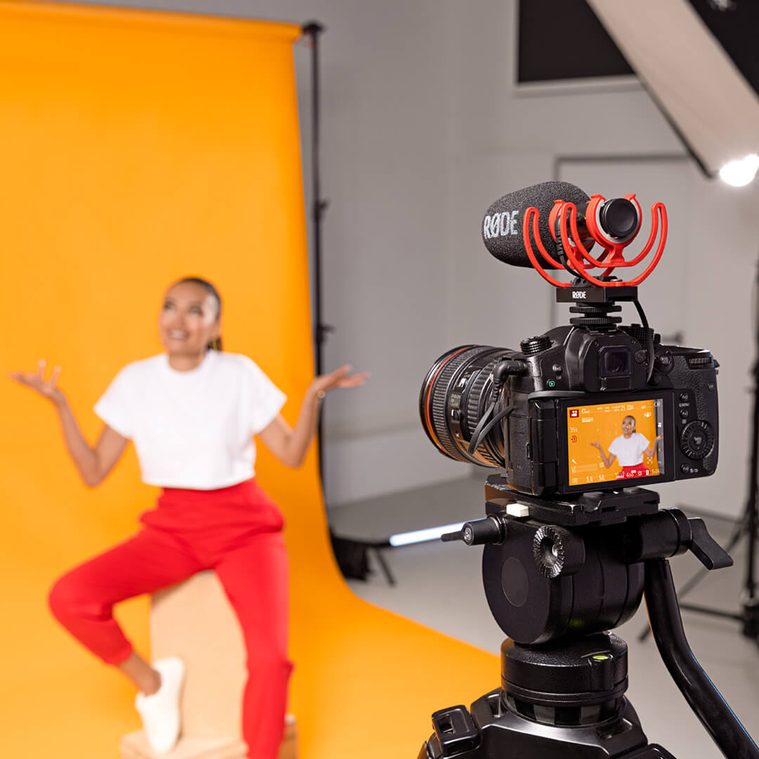 VideoMIc GO II on camera recording girl in yellow backdrop