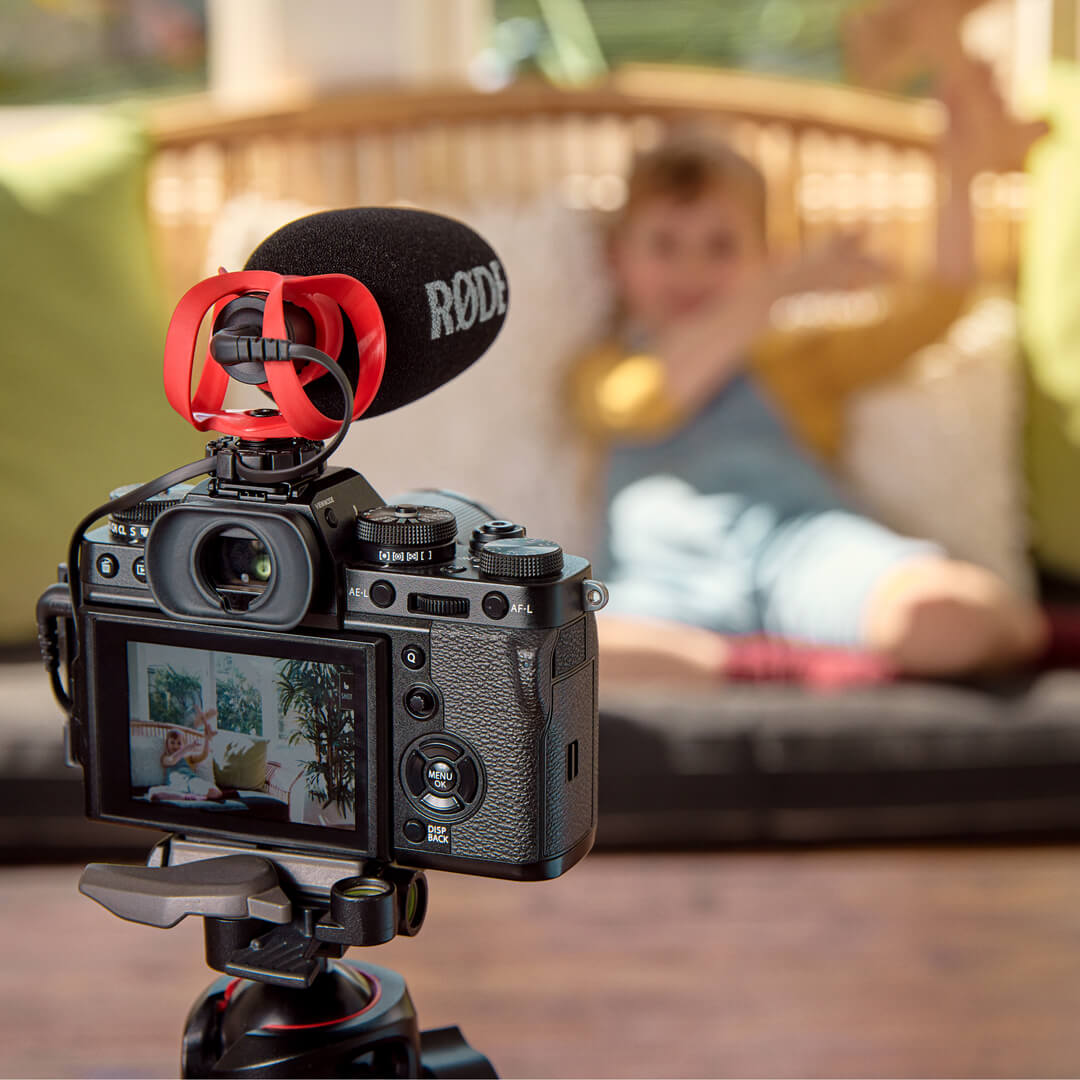 VideoMicro II на камеру записывает мальчика на диване