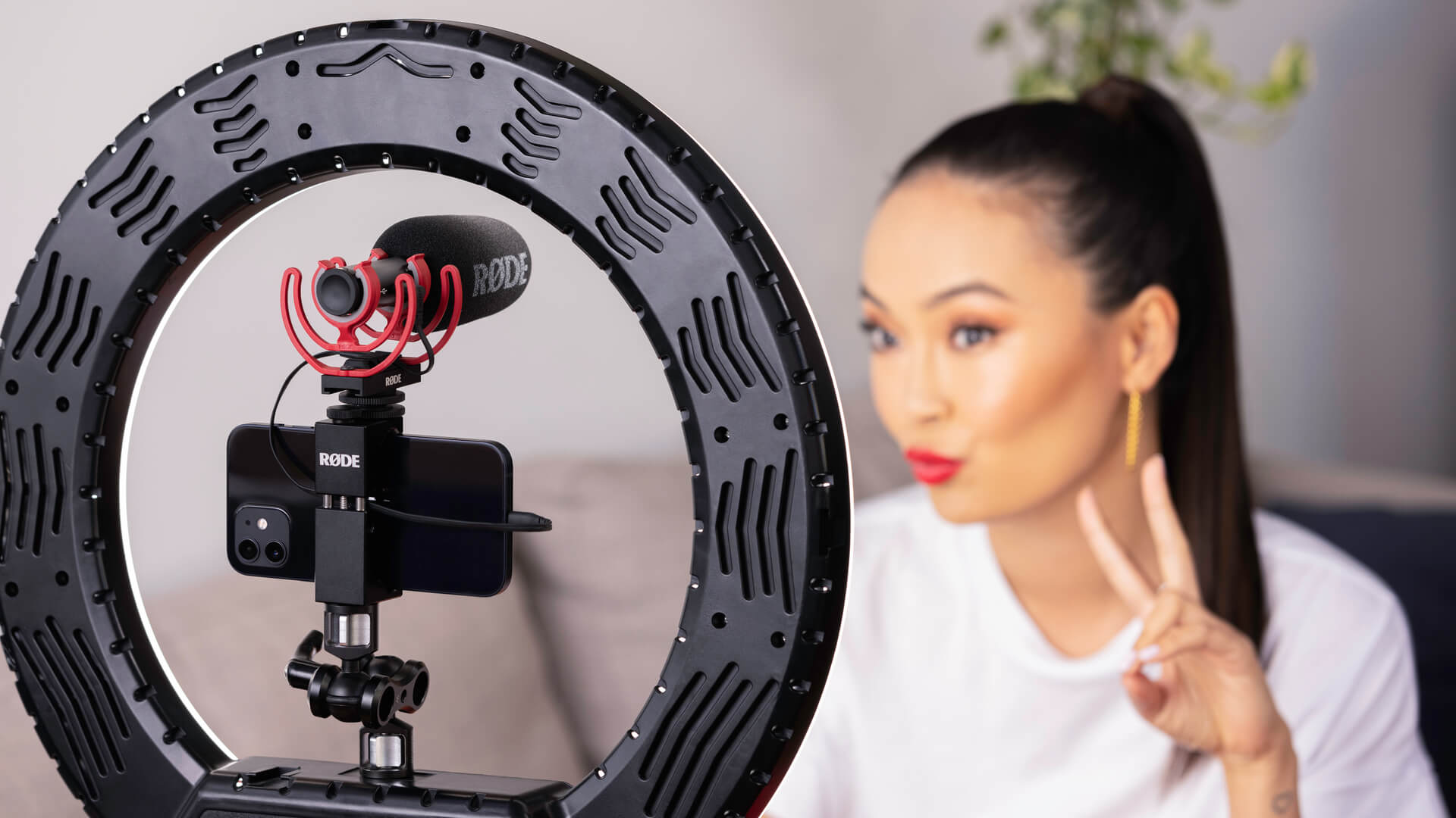 Vlogger sử dụng VideoMic GO II