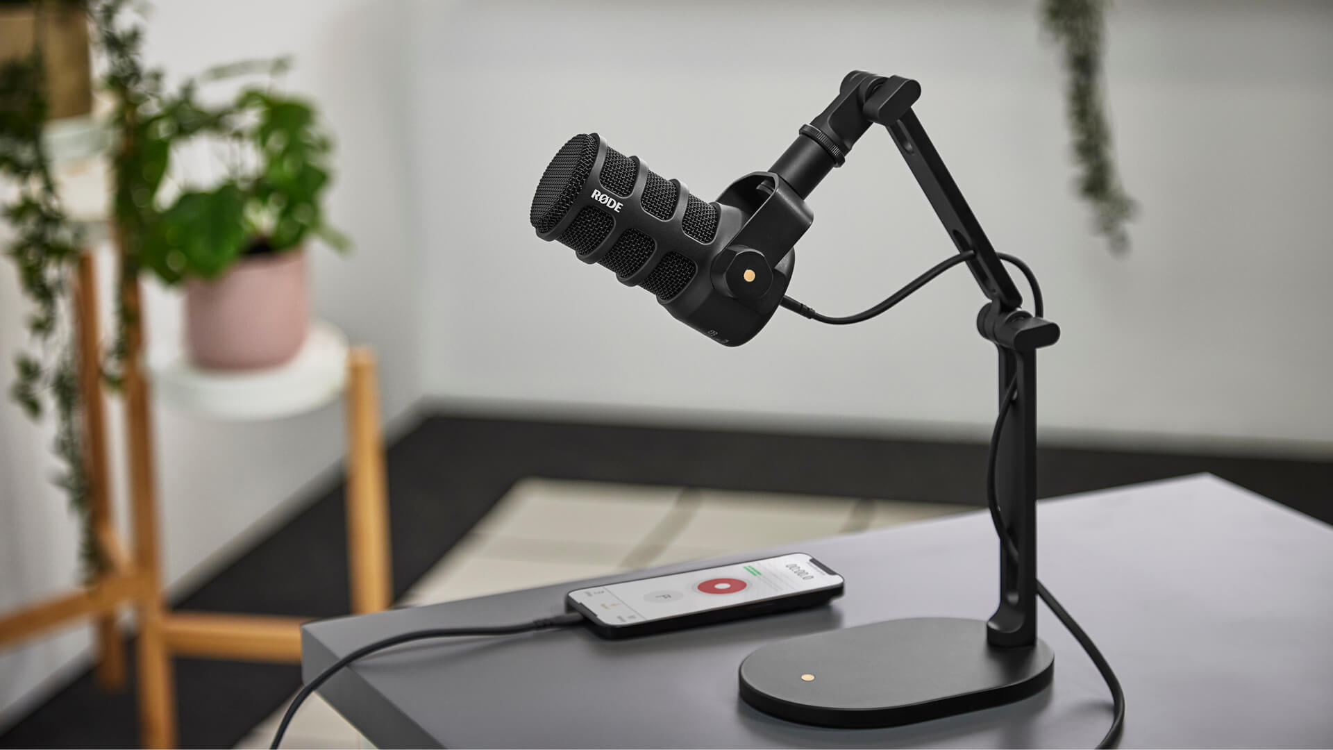 iPhone демонстрирует RØDE Reporter, подключенный к PodMic USB на DS2