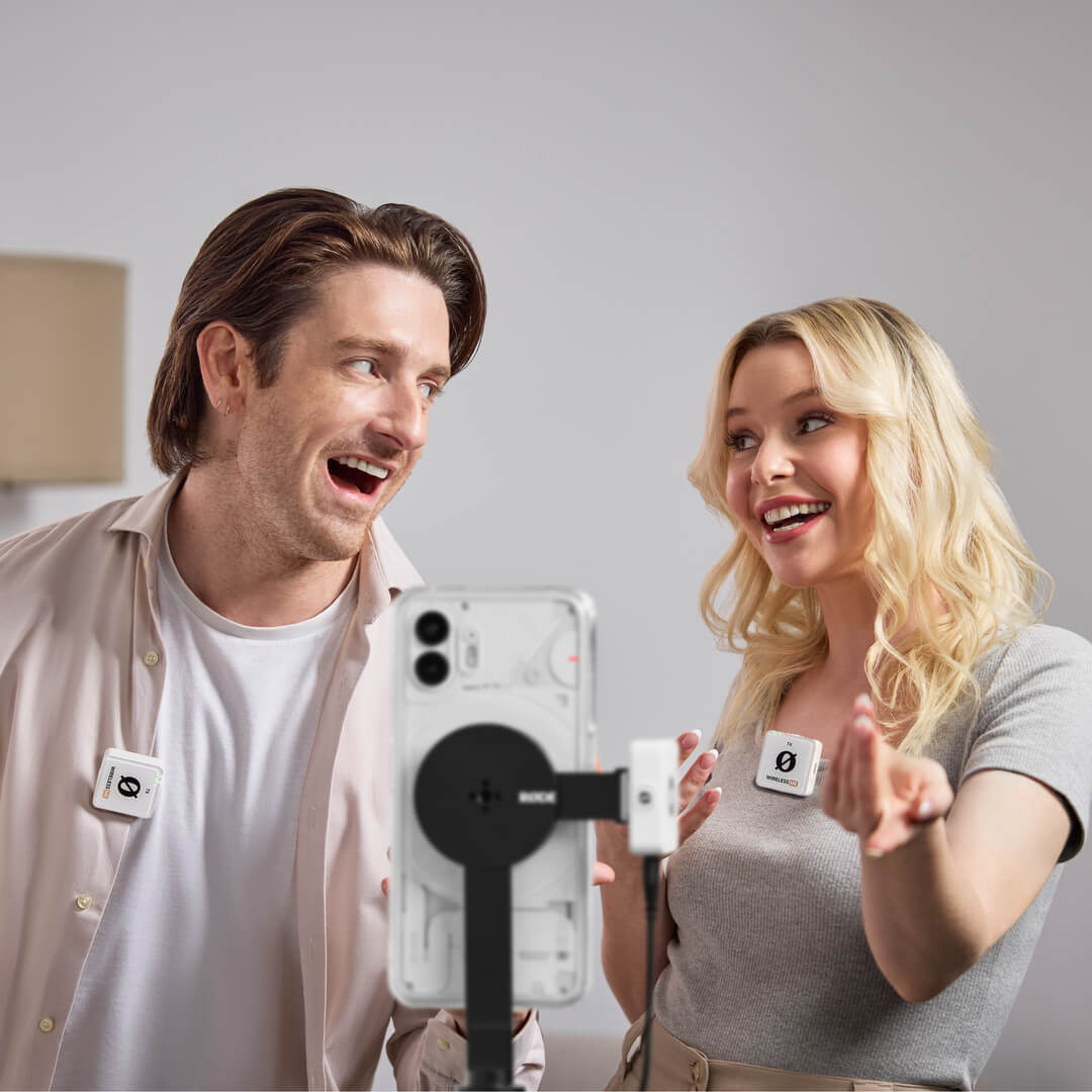 Couple vlogging with Wireless ME Dual (White)